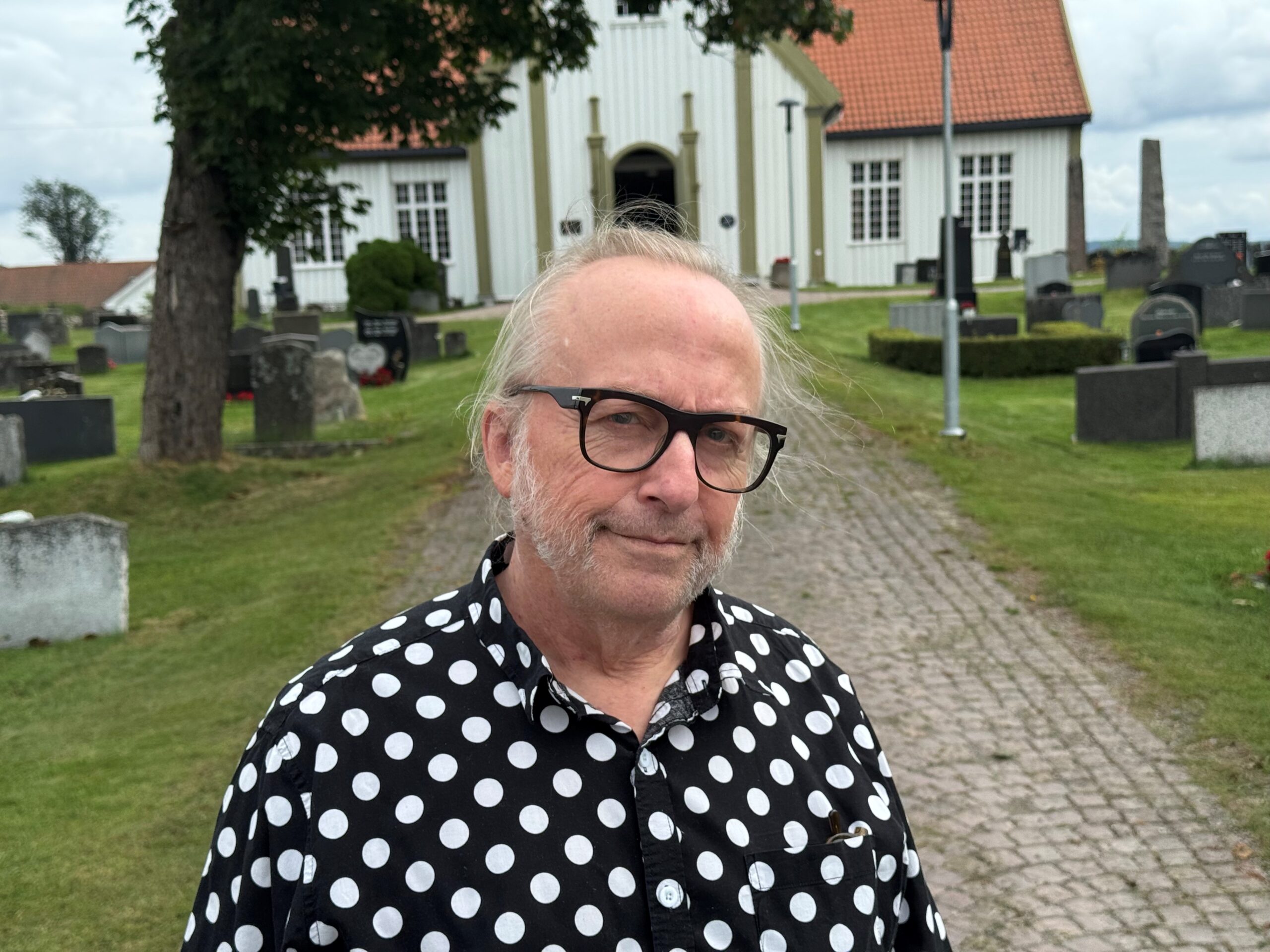 Vinger kirke har sin plass i Levi Henriksens nye roman. Det er ikke umulig at han blir å se og høre inne i kirken en eller annen gang før jul.
