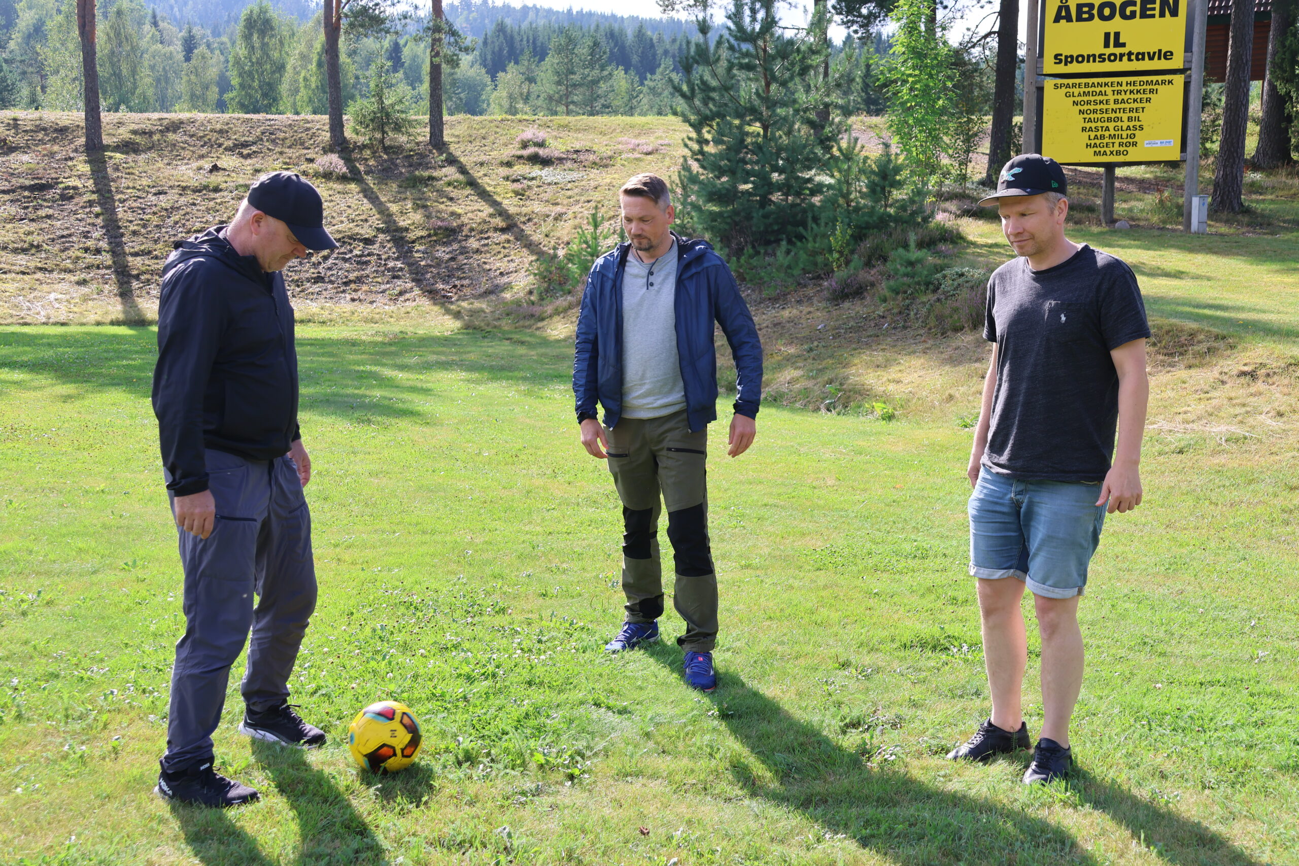 Hans Petter Bråthen, Lars Erik Løvtjernet og Bjørn-Toni Bakken tester gressmatta før grendeturneringen lørdag 9.august.