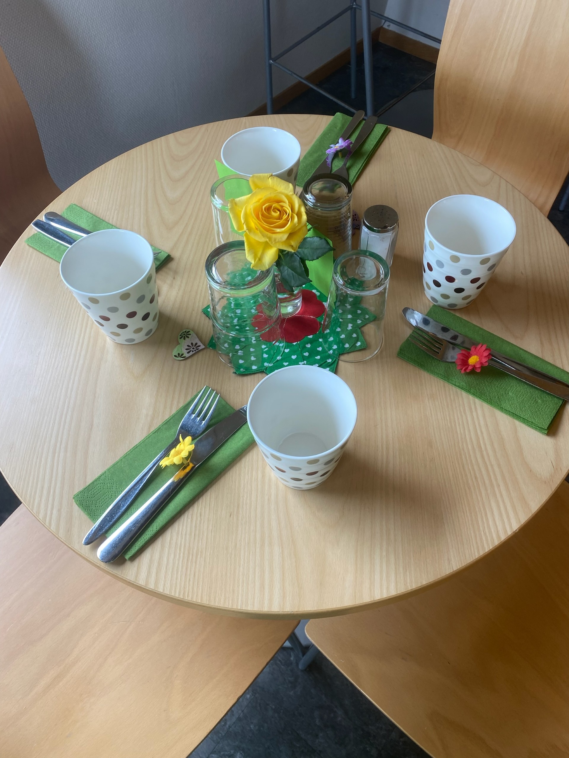 En onsdag hver måned dekker frivillige opp til lunsj i kaffekroken på biblioteket. Tilbudet har etter hvert blitt så populært at også Kunstkroken må benyttes.