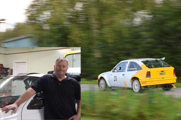 Svein Tore Løvhøiden stiller til start i Festningsløpet med sin gule og hvite Opel Cadett.