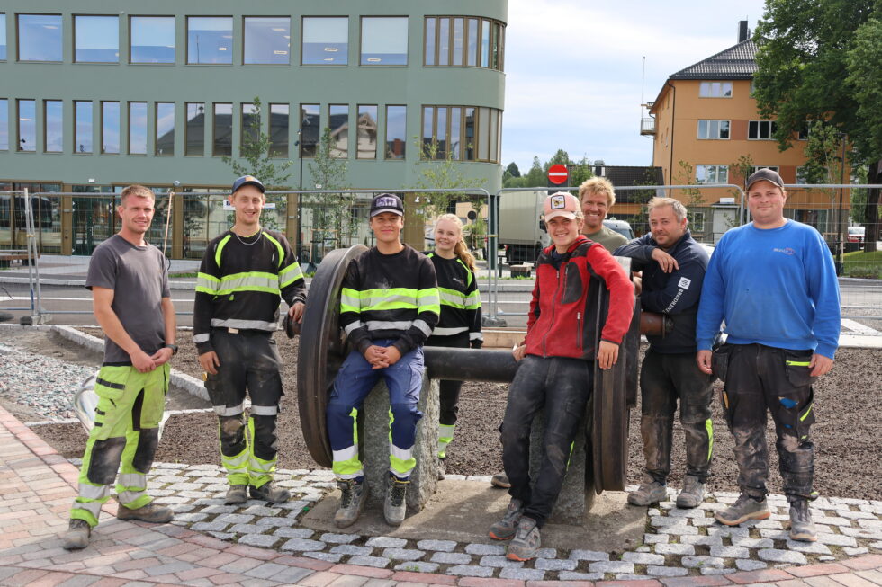 Denne gjengen fra Melby Maskin AS er noen av de ansatte i firmaet som har jobbet på stasjonstomta og i Glommengata de to siste årene. F.v. Alexander Smedtorp, Simen Tukun, Anton Aurbakken, Johanna Bakken, Simon Melby, Hans Reidar Melby, Jonas Skjørberg og John Simon Rudberg.