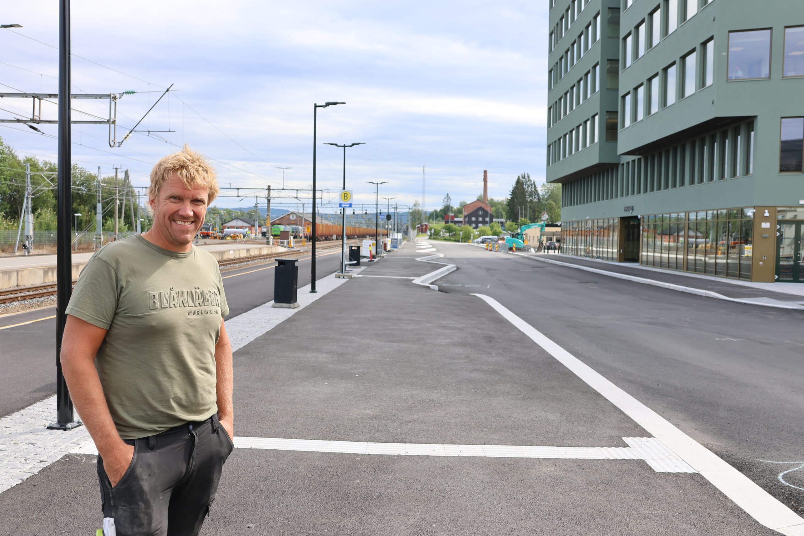 Den nye kollektivterminalen med alle bussoppstillingsplassene er en av oppdragene Melby Maskin AS har utført på stasjonsområdet. Her viser Hans Reidar Melby fram noen av bussoppstillingsplassene.