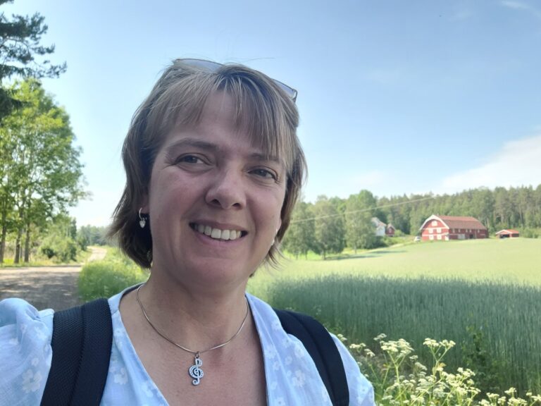 Leder i Vestmarka Vel, Solveig Hem Sørli gleder seg til loppisrunden på Vestmarka. Hun skal selv stå for et av rundens flere loppemarked, på Øgarn (bakgrunnen) der hun bor.