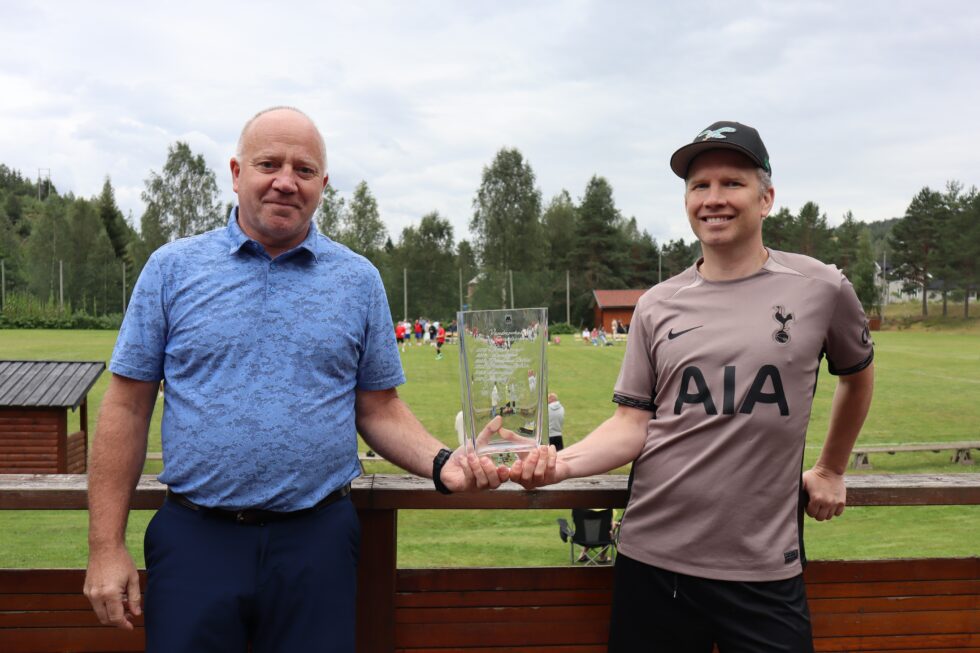 Hans Petter Bråthen (t.v.) og Bjørn-Toni Bakken var fornøyd med årets grendeturnering. Tredjemann i arrangørgruppa, Lars Erik Løvberget fikk ikke vært med på bildet, da han var dommer i finalekampen. — Foto: Marie J. Mørch