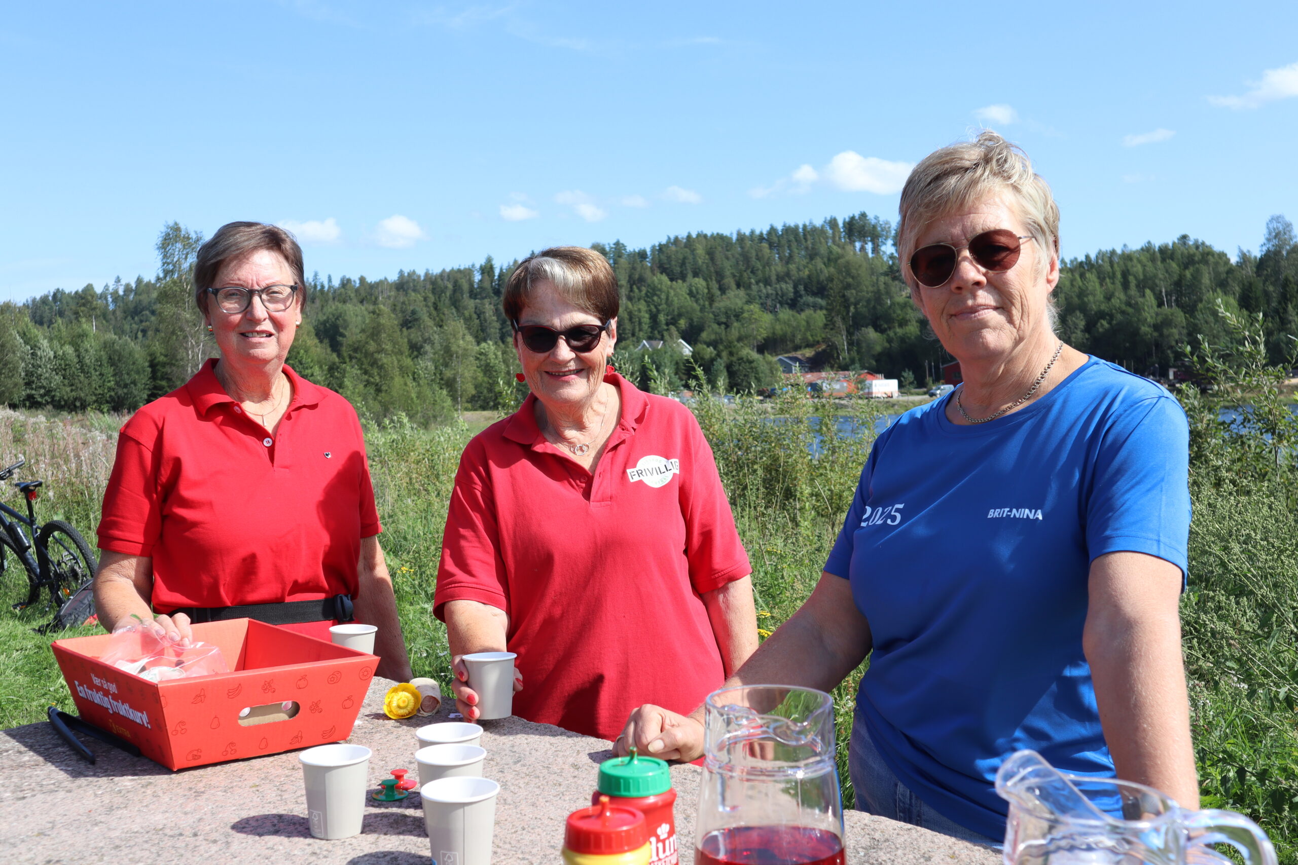 Mina Dammen (t.v) og Anita Johnsen fra Eidskog Frivilligsentral og Brit-Nina Ånerud (Vestmarka Idrettslag) grillet og serverte pølser og saft.