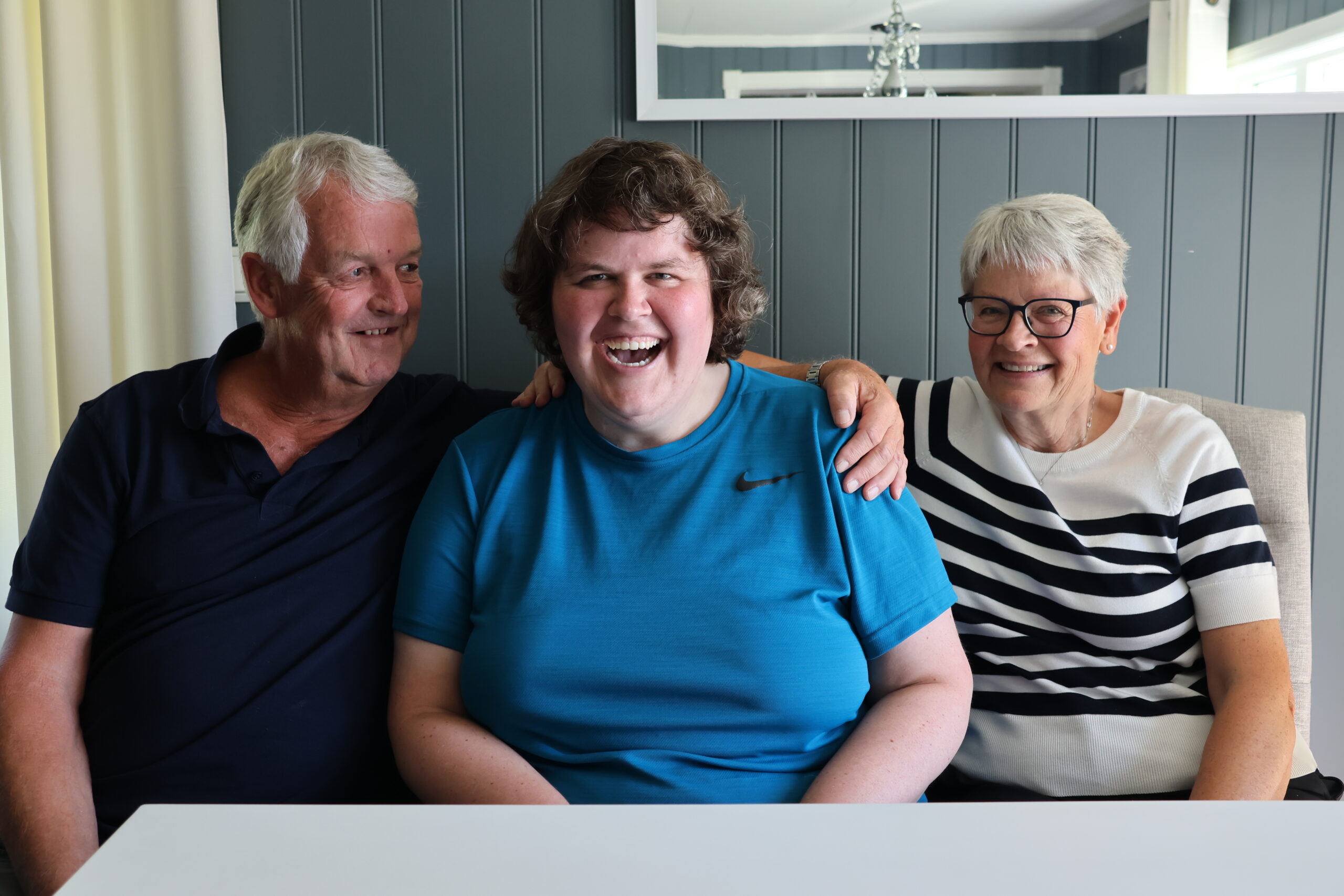 Ti måneder etter trafikkulykken ved Sigernesjøen ser far Knut Arne, Henriette og mor Wenche Grundt lyst på fremtiden.