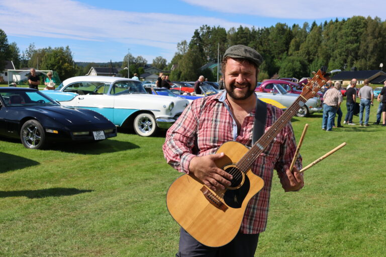 Håkon Hauer syntes det var utrolig moro at så mange hadde tatt med seg finbilen til veteranbiltreff ved Framhaldskolen lørdag.