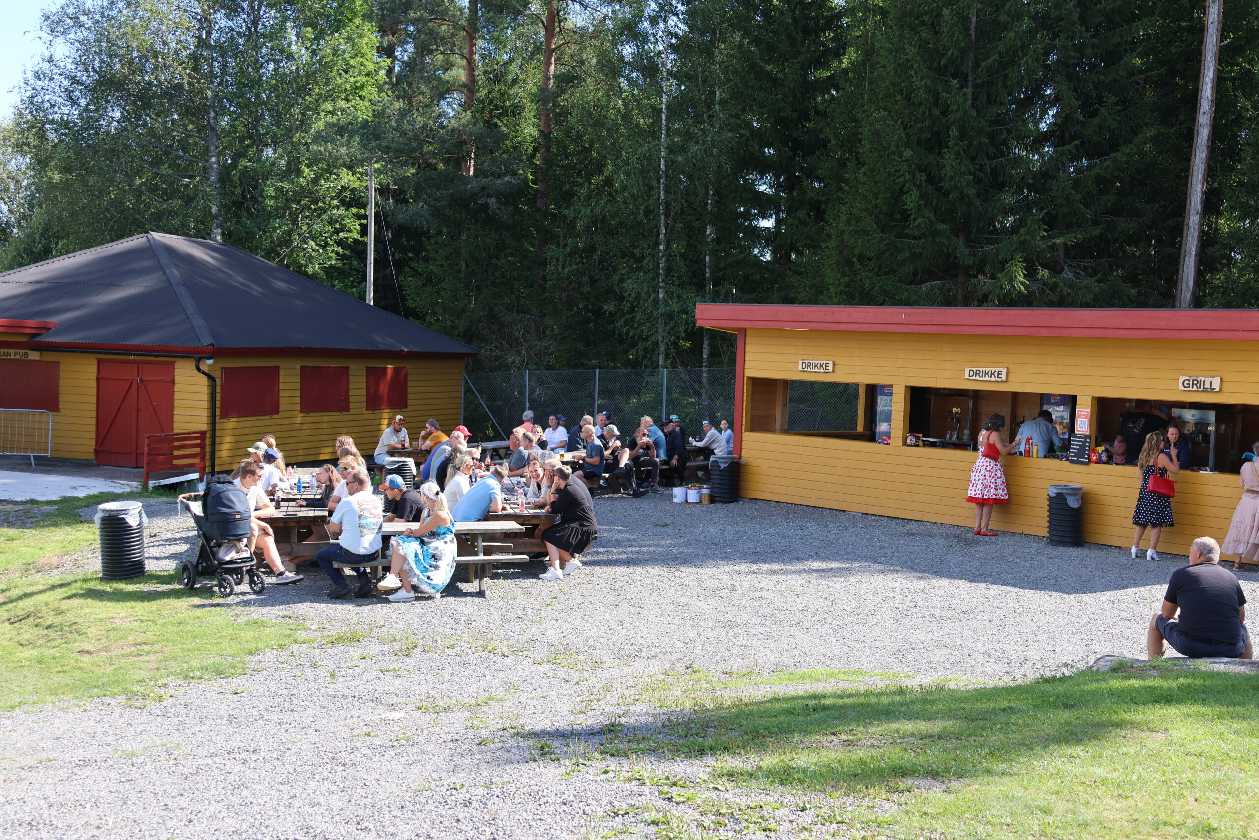Mange av de besøkende tok også turen innom Skøttruparken der kioskene serverte grillmat og drikke i sommervarmen.