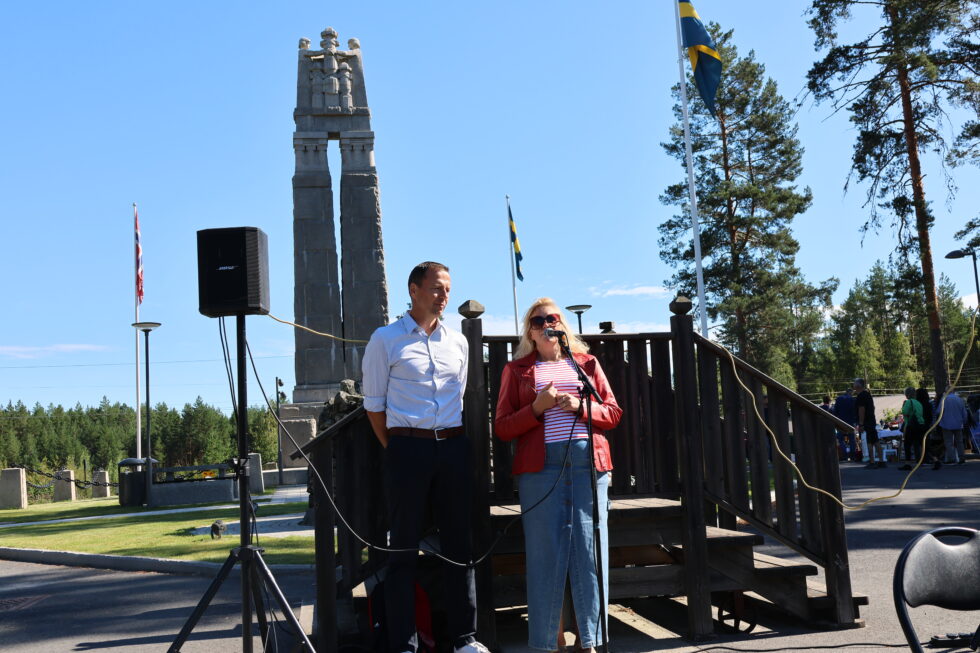 Peter Söderström, kommunalråd i Arvika og medlem i ARKO-regionen og Kamilla Thue, ordfører i Eidskog og leder av ARKO-regionen åpnet markedet på Morokulien.