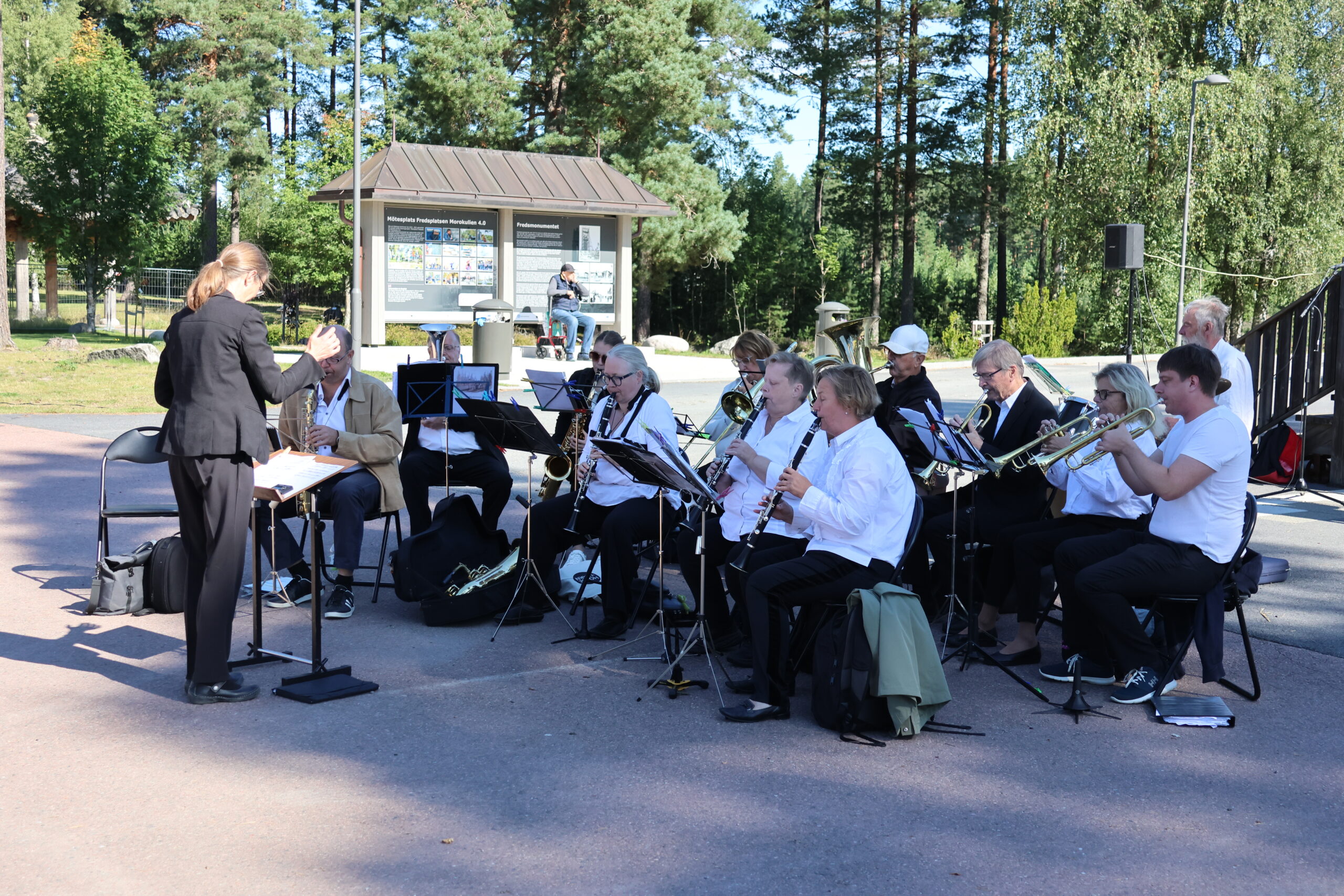 Eda og Eidskog Janitsjar bidro med musikk på markedet.
