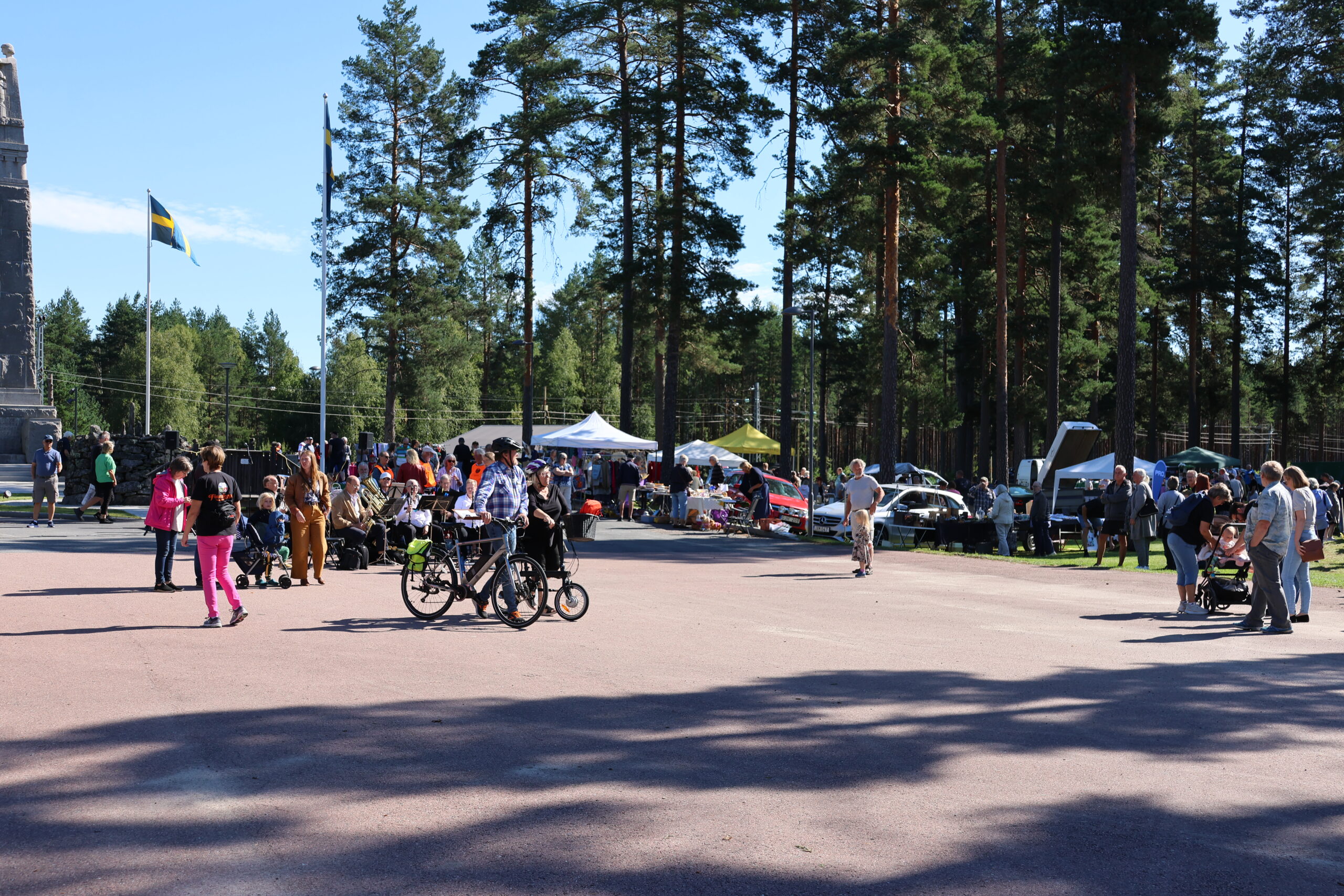 Det var godt med folk som tok en tur innom markedet plassert på begge sider av grensegata på Morokulien.