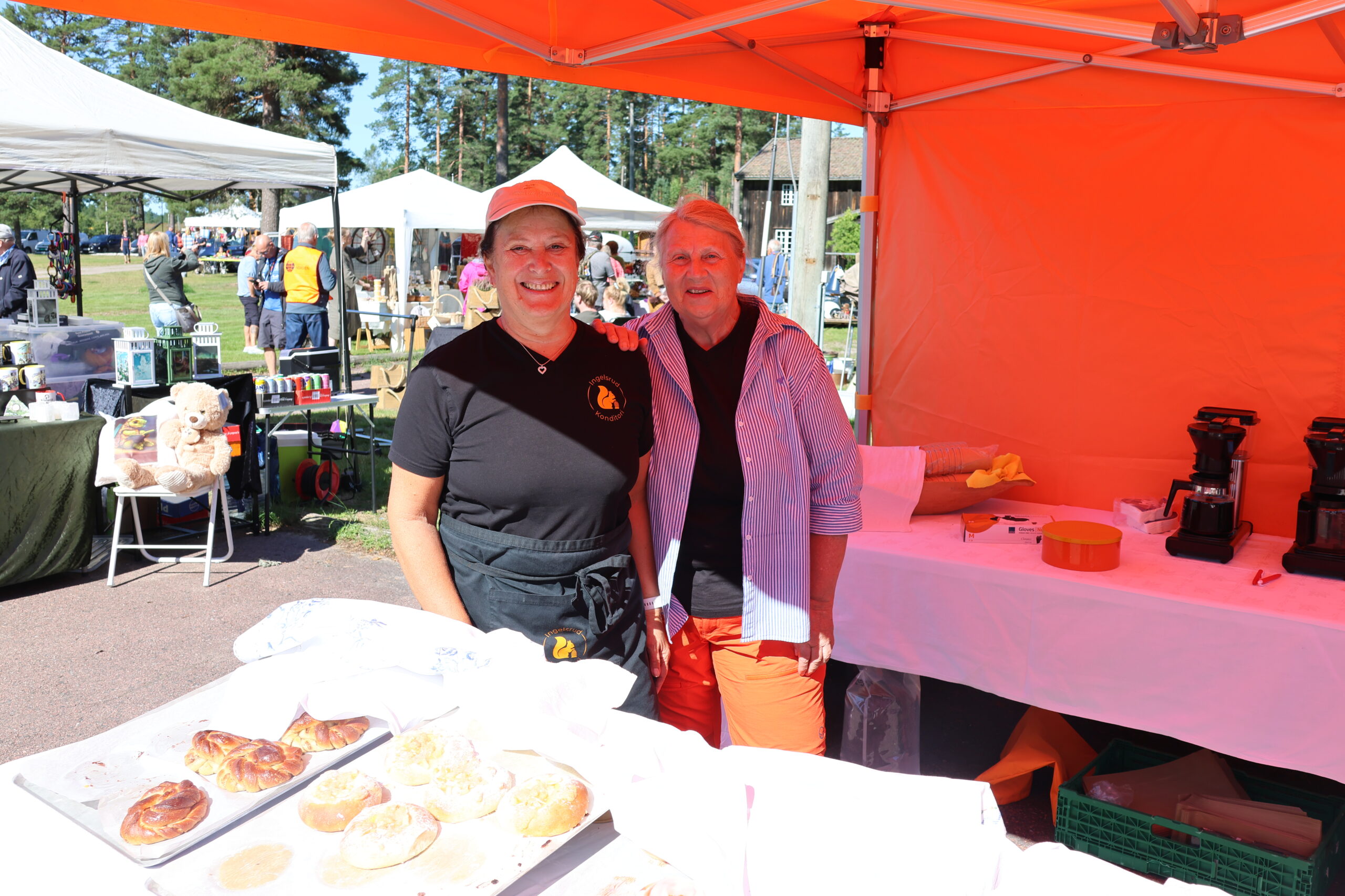 Ingelsrud Konditori solgte bakst, iskrem og kaffe på markedet. Her er det Anne Sigvartsen (f.v.) og Liv Kari Ingelsrud Andreassen som sørger for at kaffetørste besøkende fikk seg kaffe og nybakte bakevarer.