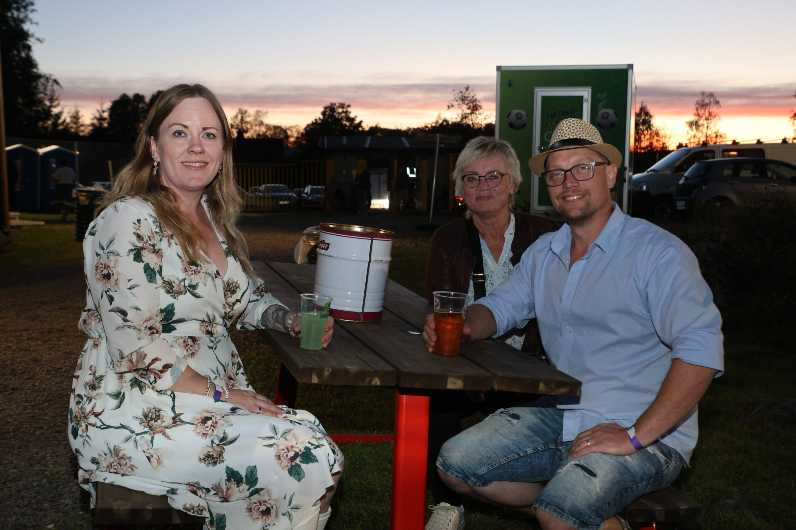 F.v. Marita Moen, Anellia Moen og Kent Arne Moen. Kent Arne og Marita utsatte turen tilbake til Bergen med en dag for å få med seg siste fest i Skøttru'parken.