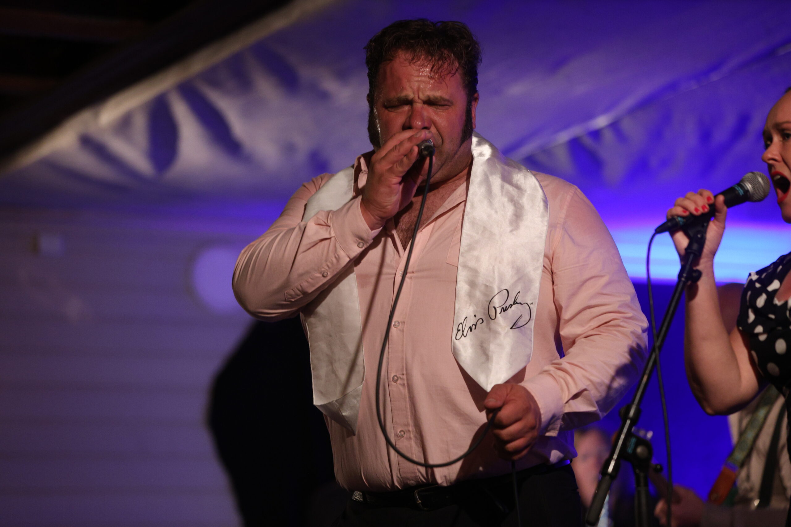 Håkon Hauer gir alt på scenen når han går inn i rollen som Elvis.