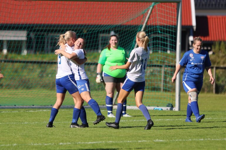 Lagvenninnene var raskt borte og gratulerte Mina Bonnerud for hennes scoring.