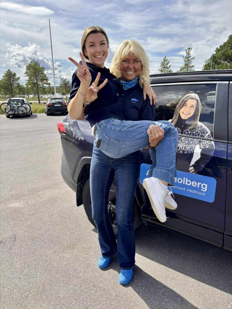 Hanne Alstrup Valure, leder av Innlandet Høyre løfter frem Anna Molberg, stortingsrepresentant og 1.kandidat for Hedmark Hløyre.