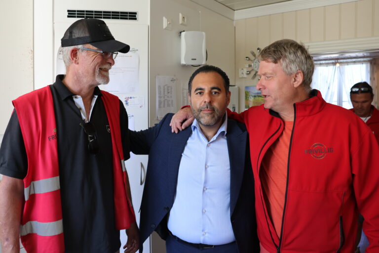 Jarle Fjeld (t.v.) og Roger Skulstad (t.h.) hadde kjøkkentjeneste og serverte stortingspresidenten 