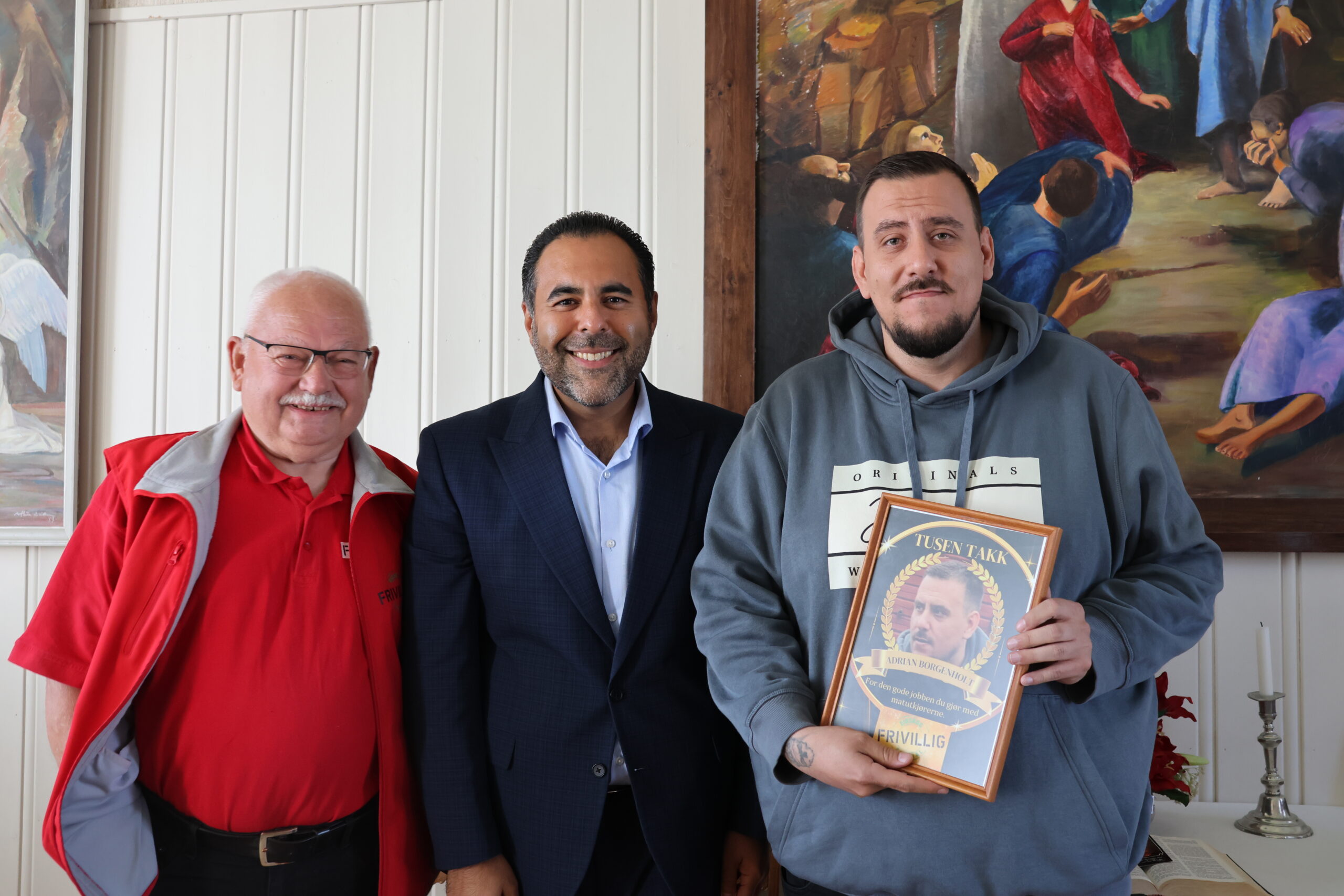 Ivar Bakken (f.v.), og stortingspresident Masud Gharakhani gjorde stas på Adrian Borgenholt og overleverte diplom og gave.
