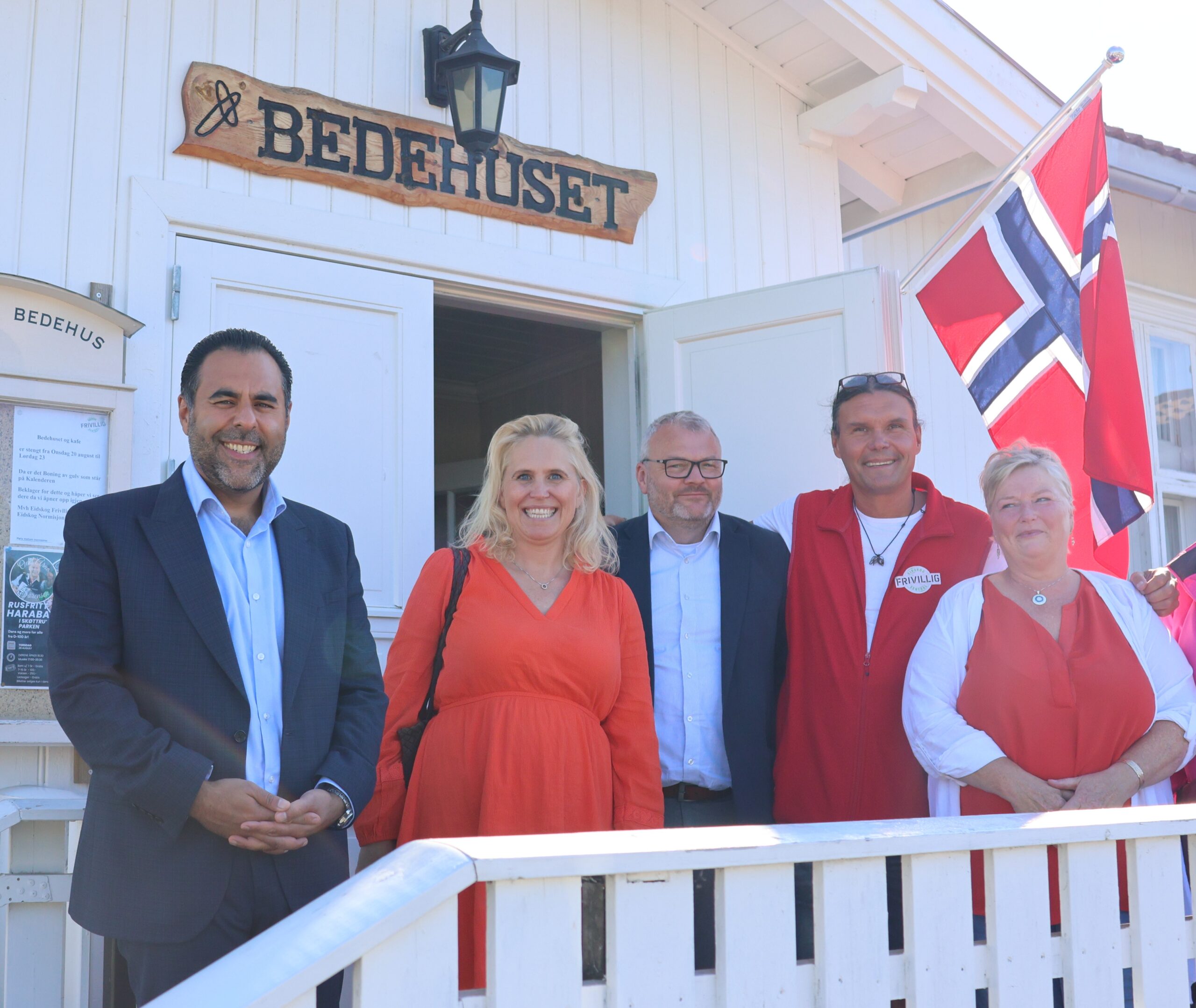 Stortingspresident Masud Gharakhani (Ap), ordfører Kamilla Thue (Ap), kommunedirektør Nils Johansen, leder for Eidskog frivilligsentral "Jokke" Joakim Leverborn Nilsson og Vigdis Rudberg på trappa foran bedehuset.