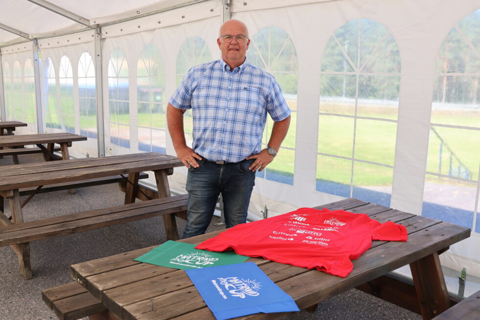 Det meste er på stell noen få dager før Matrand Cup spilles. Arild Nylend er leder for arrangementet og viser frem de nytrykkede hjørneflaggene og trøyene som funskjonærene skal bruke. Alt av trykksaker og tekstiltrykk gjøres lokalt av Vekstbedriften VIlja i EIdskog.