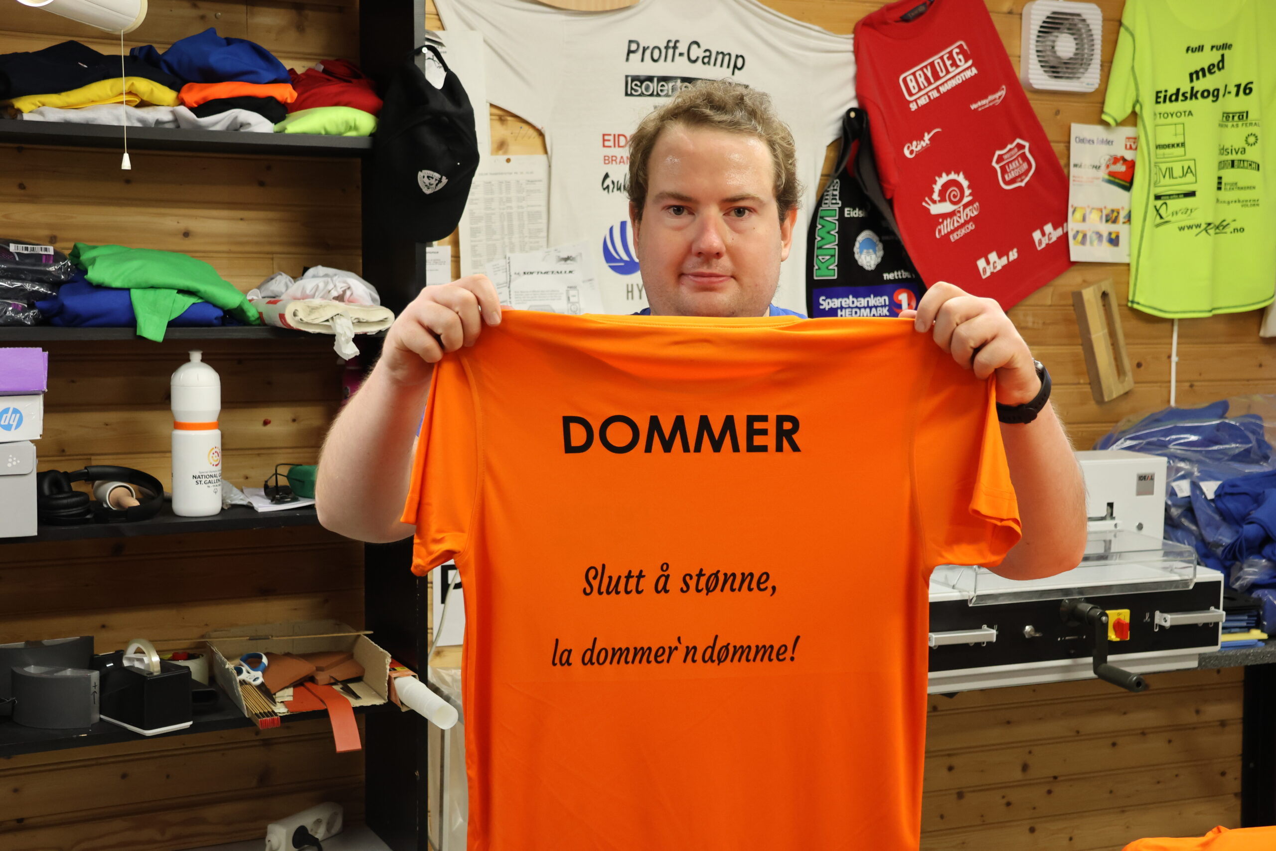 Daniel Pretorius Larsen viser frem en ferdig trykket trøye som dommerne på Matrand Cup skal bruke.