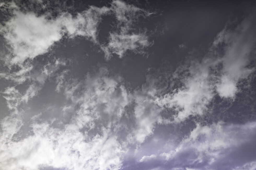 Det blir ikke bare sol fra klar himmel framover. I Sør-Norge må man være forberedt på enkelte regnbyger, mens i Nord-Norge blir det rett og slett jevnt regn ut uka.
