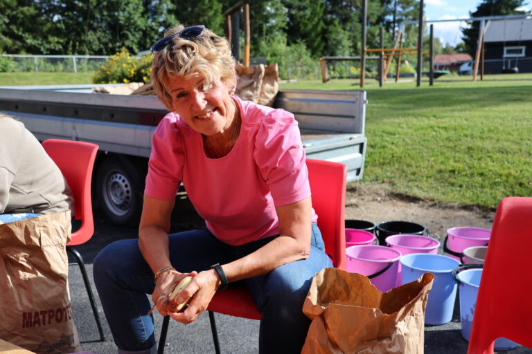 Anita S. Olsson er en av mange som stiller opp år etter år slik at Matrand Cup kan tilby sin berømte potetmos til sultne tilskuere og fotballspillere.