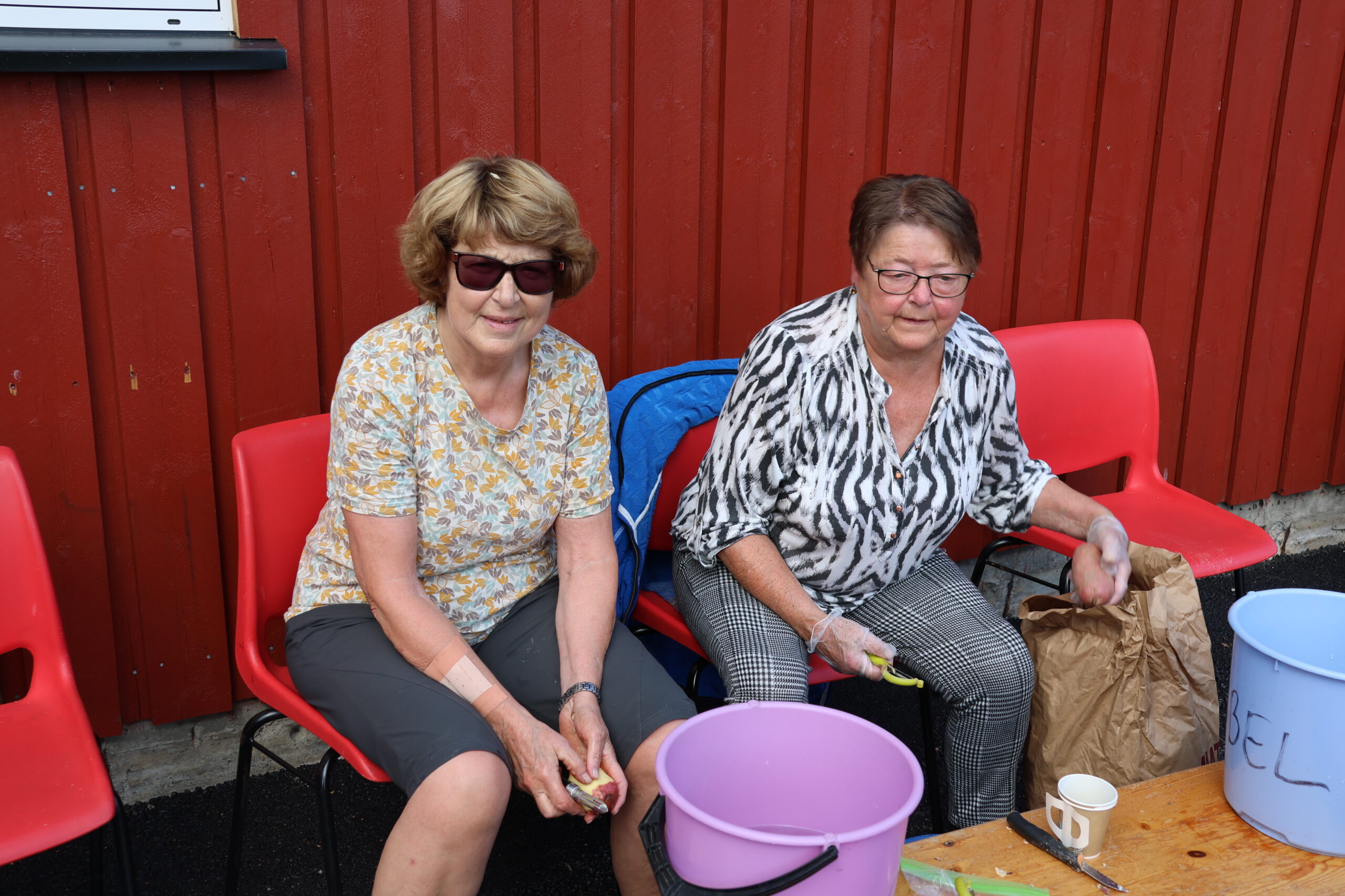 Greta Kjølstad Østli og Sissel Rinden har skrelt poteter for Matrand Cup i mange år. Man må ikke tenke på hvor mye som er igjen i sekken. Det er bare å skrelle og skravle så går tida, sier de to.