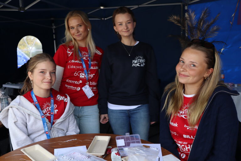 For 16 år gamle Anjelica Skaar Snipen var det ekstra spesielt å få være til stede i år. Ikke som spiller, men for å perle armbånd og selge smykker og bilder til inntekt for Barnekreftforeningen.