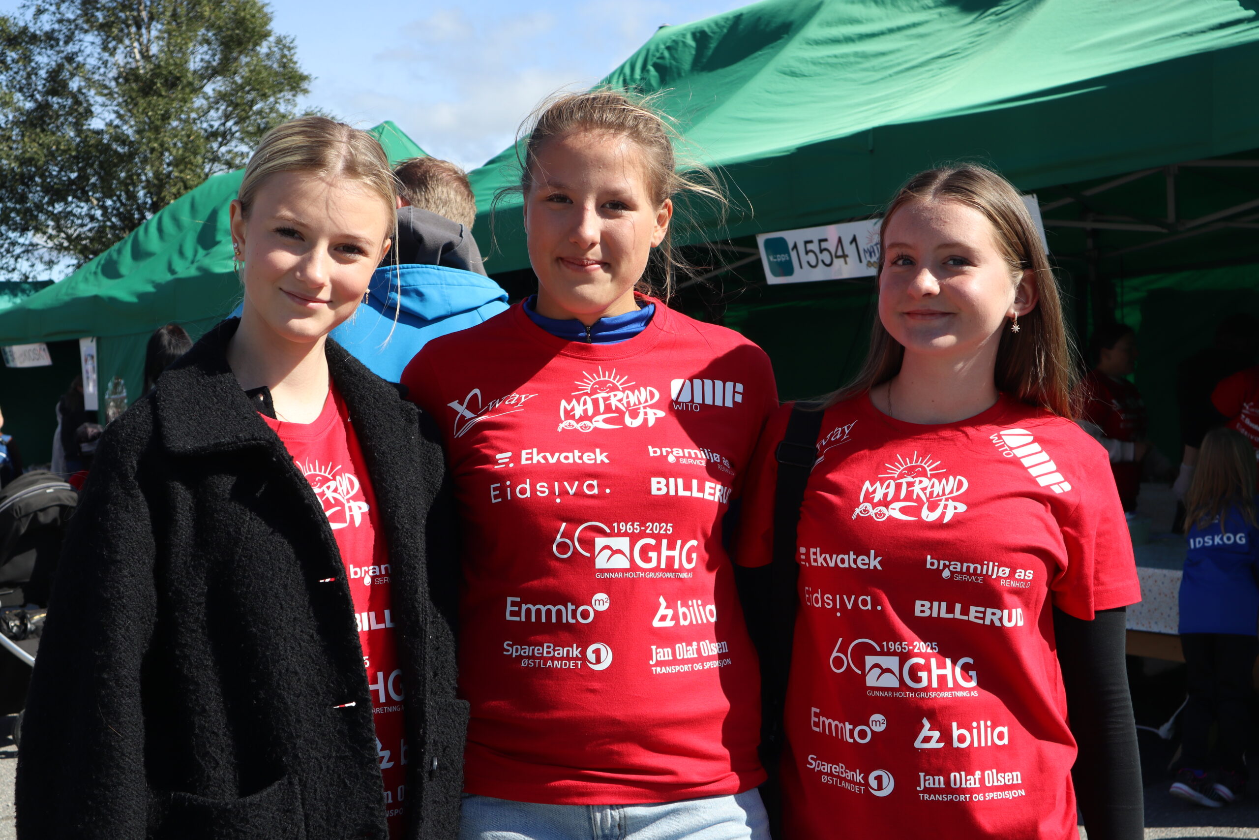 14-åringene Alice Linnerud (f.v.), Anna Fredrikke Persson og Åse Ytterdahl hadde meldt seg som frivillige til å hjelpe til under Matrand Cup, og fikk ansvaret for å bistå i den ene kiosken. – Vi synes det er kult med en så stor cup som det her på Matrand, og det er gøy å få se på kampene også.