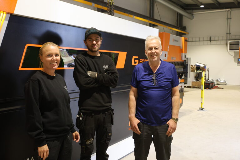 Malin Fagerli, Tom Arne Grosberghaugen og Verner Fagerli viser frem deres nyeste investering.