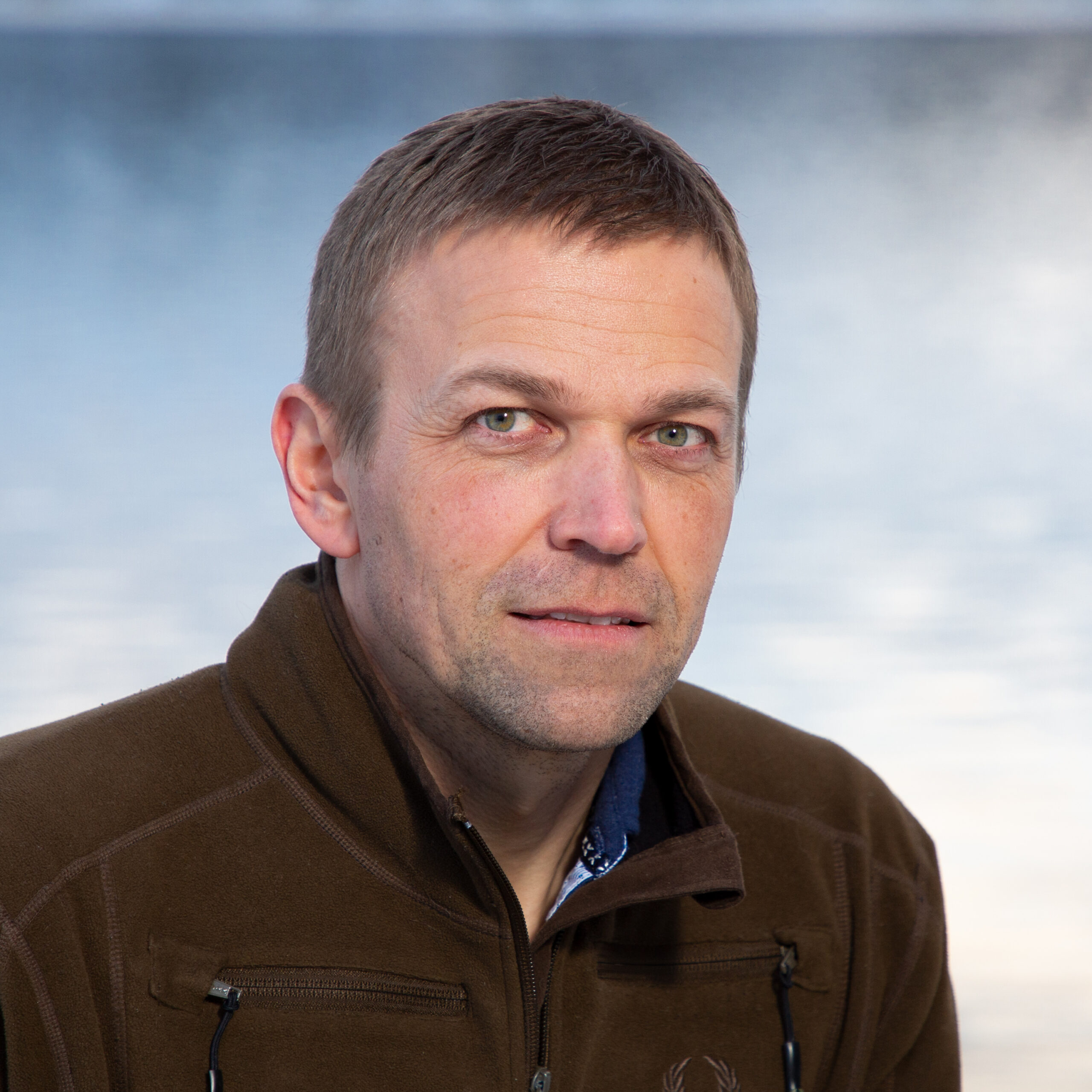 Jo Inge Breisjøberget, fagsjef for jakt og fiske i Statskog, sier at det er ganske høy tetthet av skogsfugl til tross for middels god overlevelse av kyllinger. — Dette kan være påvirket av en varm og tørr vår i sør med lite insekter og tidligere parringsleik-tidspunkt enn normalt,.
