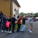 Odd Arne Sørensen ledet an den lange dansende ormen som beveget seg rundt i Skøttruparken.