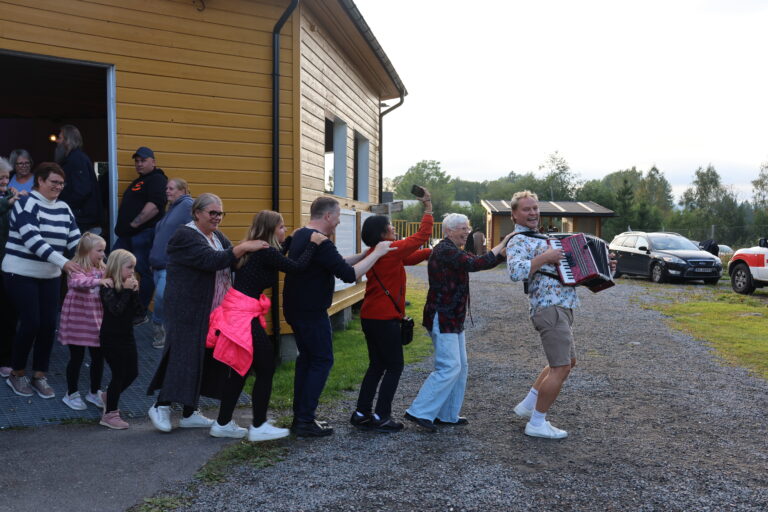 Odd Arne Sørensen ledet an den lange dansende ormen som beveget seg rundt i Skøttruparken.