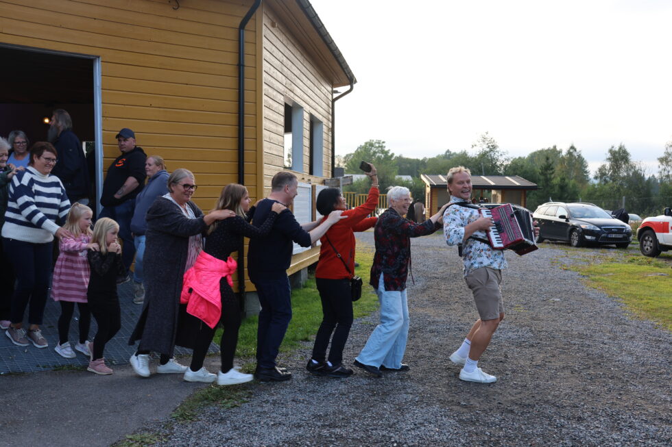 Odd Arne Sørensen ledet an den lange dansende ormen som beveget seg rundt i Skøttruparken.