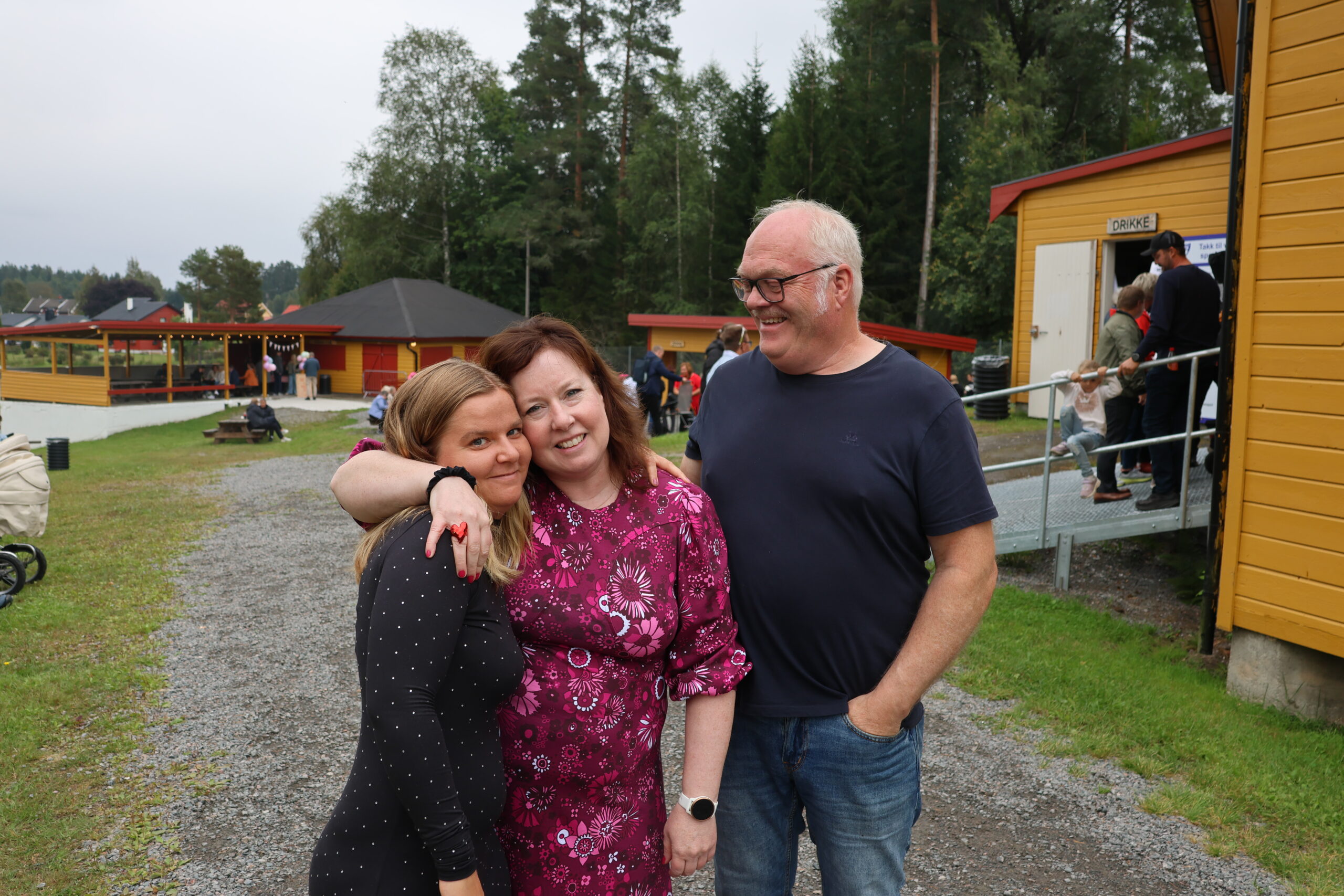 Marte Engebretsen, Malin Sjøenden og Morten Nilsen var kjempeglade over oppmøtet i Skøttruparken.