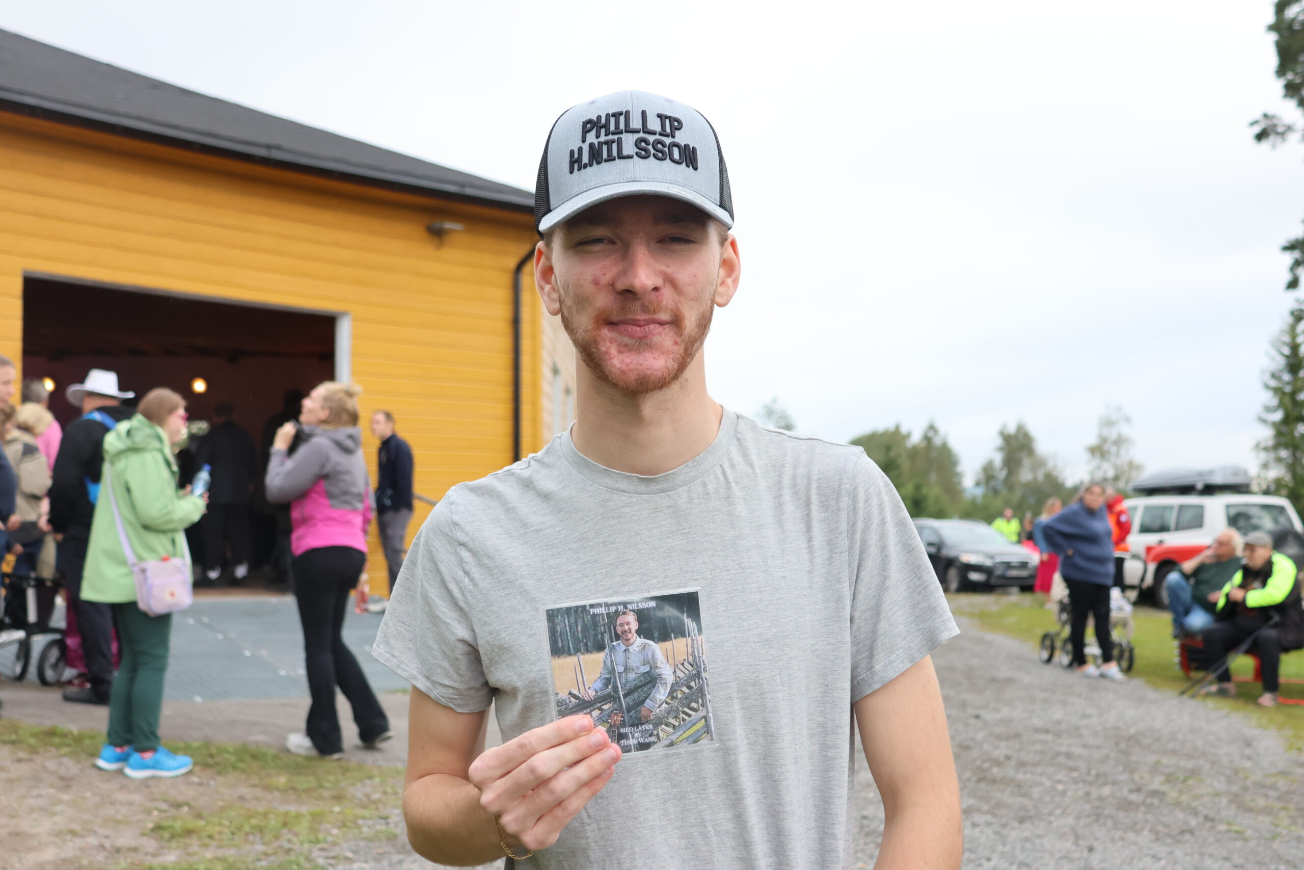 Philip Haga Nilsson kom til Skøttruparken med sin helt nye cd som han fremførte musikk av på scenen backet av Odd Arne Sørensen og Hans Olav Trøen.