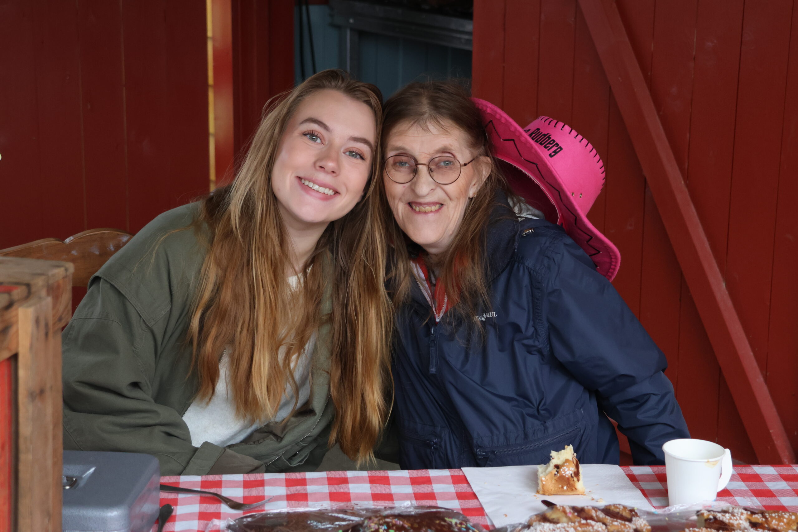 Mathilde Bekkengen og Gro Engebretsen var med og hjalp til med med salg av kaffe og kaker i Skøttruparken.