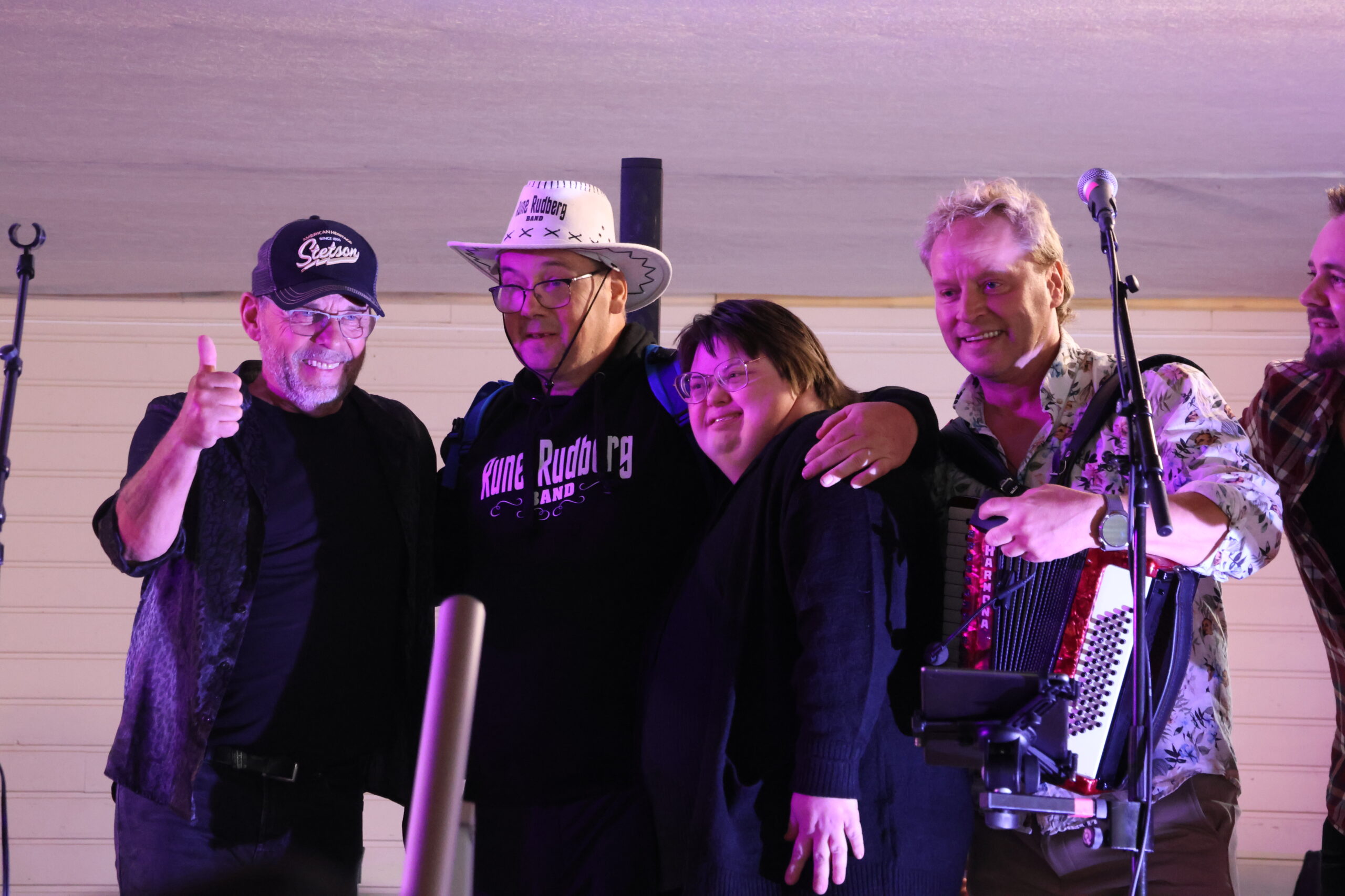 Rune Rudberg og Odd Arne Sørensen gratulerte det nyforlovede paret Odd Inge Vestby og Silje Tollefsbøl på scenen.