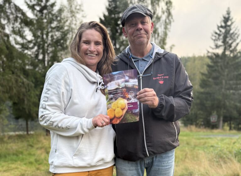 Veslemøy Tveter Alm i Hedmark Bygdekvinnelag og kokken Stig Jacobsen og eidskoginger fra ti land står tirsdag klare til å servere smaksprøver på mat fra alle verdens hjørner ved Lomtjern.