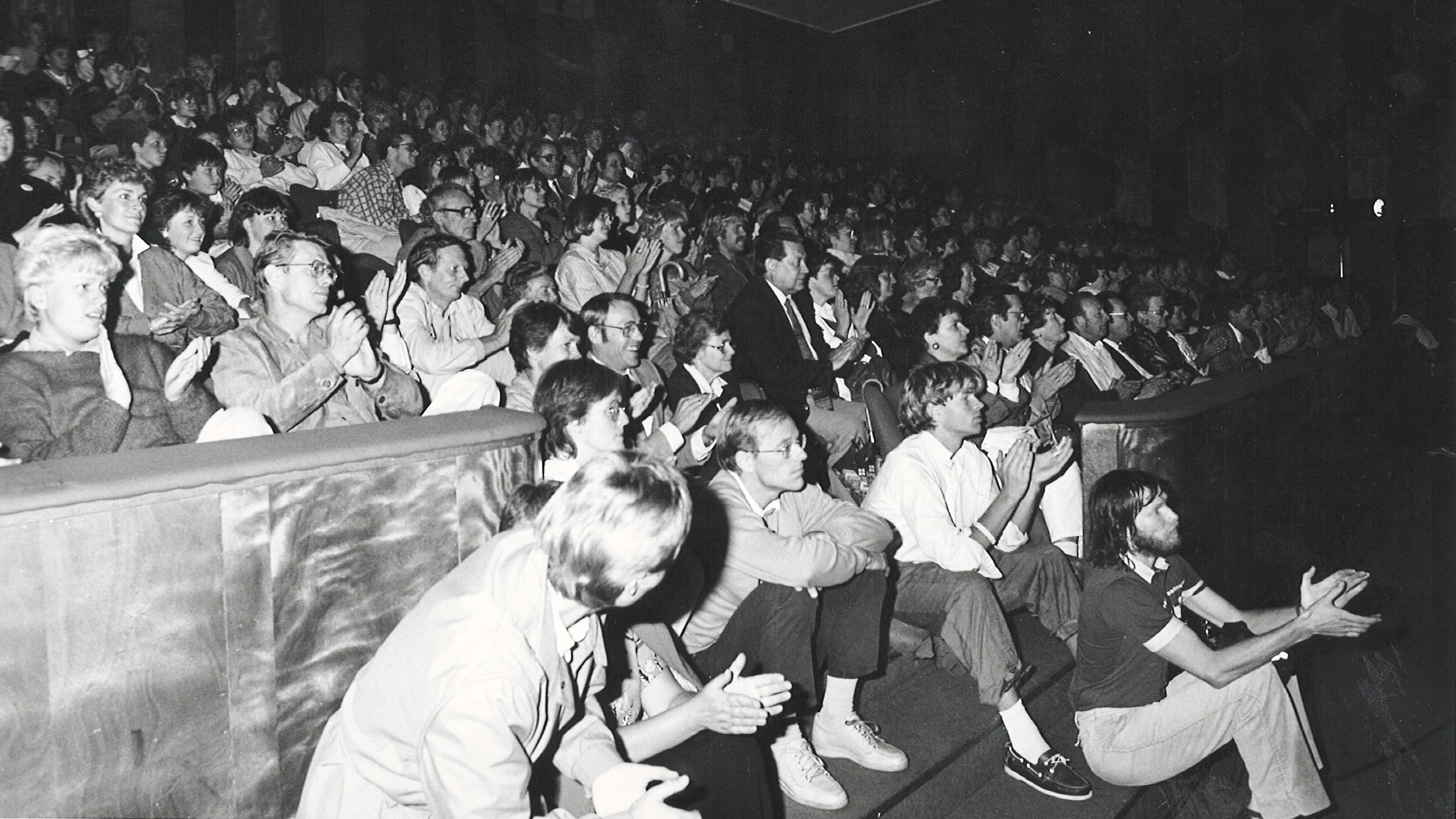 Rådhusteatret var stappfullt da Instant Musical avsluttet turneen i hjembyen torsdag 21. august 1986. Ifølge lokalavisa Glåmdalen var det over 700 på forestillingen.
