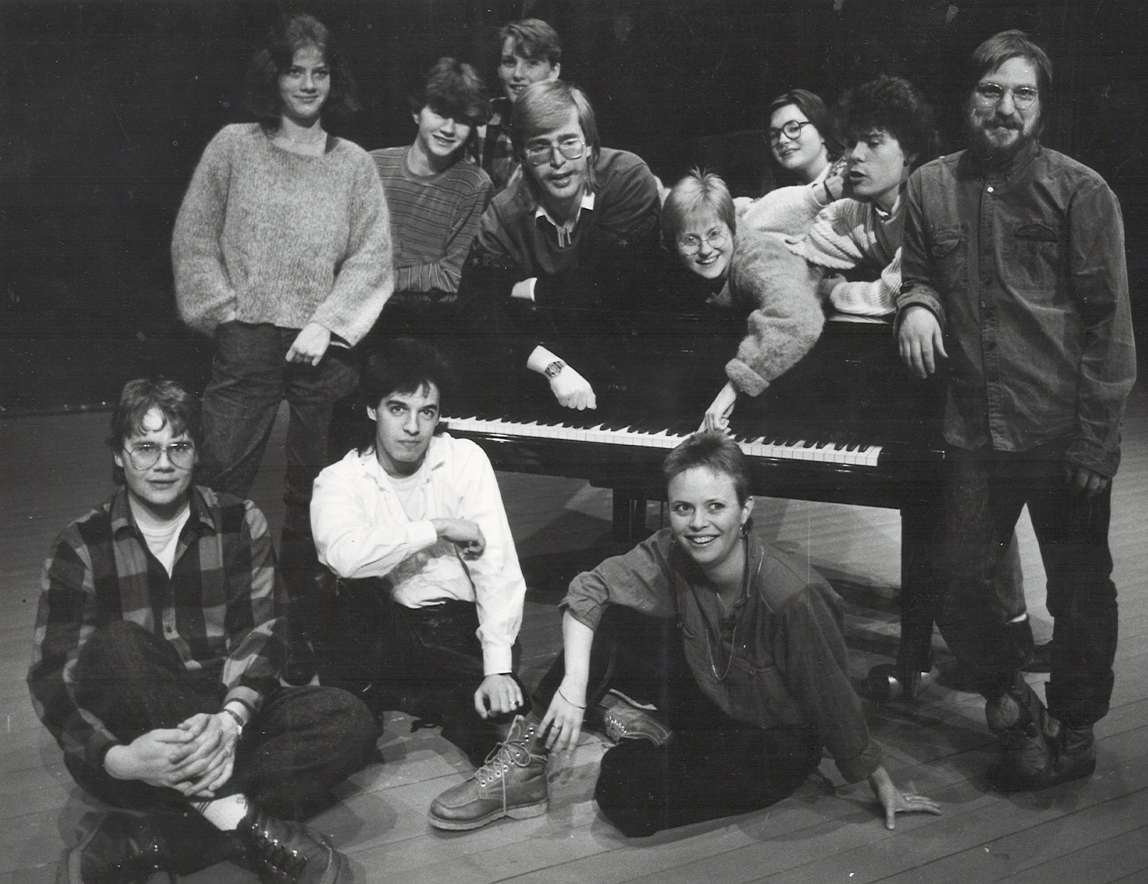 Stab og artister fra Instant Musical i 1986. Foran fra venstre Halvor Nordli, Santiagu Amengual og Ellen Riege. Stående fra venstre Anne Eikvar, Even Øiseth, Kristin Ødegård, Øivind Roos, Sigrid Werne, Anne Rørholt, Ivar Tindberg og Johny Gullaker.