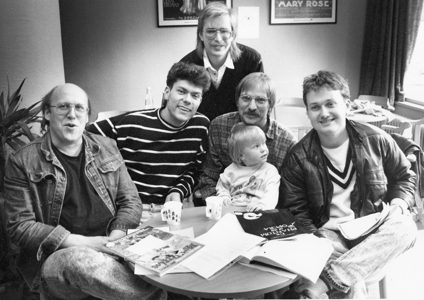 Lydmann Jan Erik Langnes, regissør Ivar Tindberg, Øivind Roos, Johny Gullaker med sønnen Mattis på fanget og trompetist Anders Christensen i foajeen til Rådhusteatret i 1988.