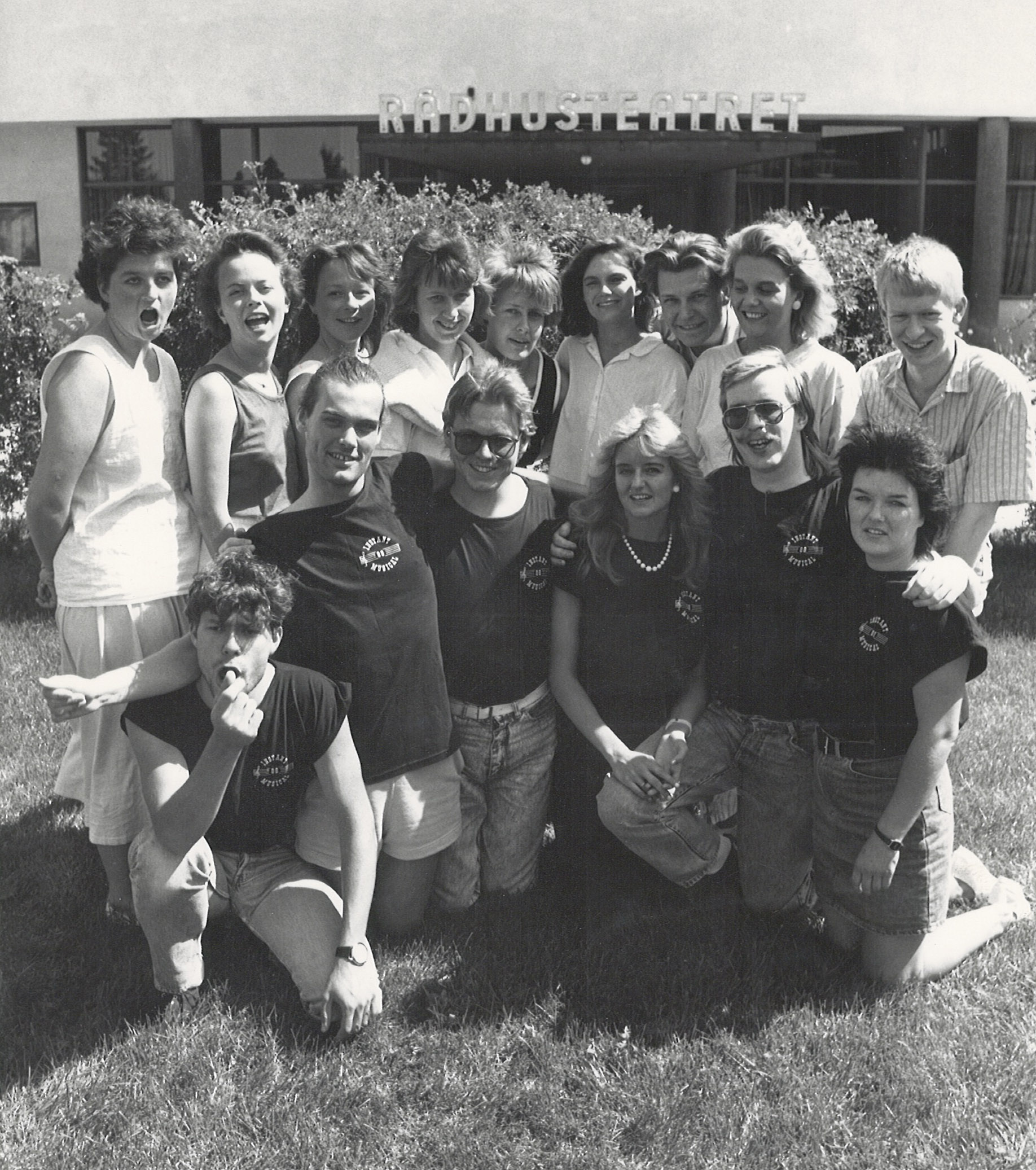 Instant-gjengen utenfor Rådhusteatret i 1988. bak fra venstre: Gørild Skille, Ellen Christine Riege, Agnes Beate Nyborg, Mona Ankill, Monika Lindstrand, Hege Skevik, Christer Hedin, Anne Faret og Espen Gylterud. Foran: Ivar Tindberg, Jan Fredriksen, Bård Thomas Engh, Laila Synnøve Sagli, Øivind Roos og Tove Rigmor Berg Enger.
