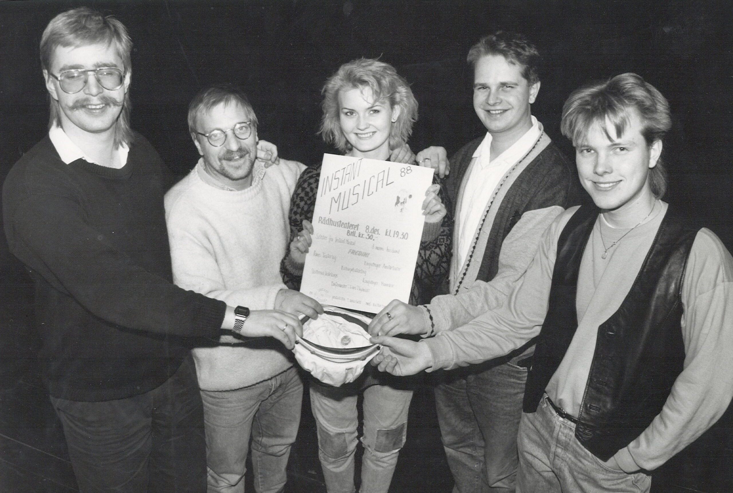 Høsten 1988 ble den første støttekonserten til inntekt for Instant Musical arrangert. Fra venstre: Øivind Roos, Johny Gullaker, Kristin Ljungquist, Freddy Kjensmo og Morten Andreassen.