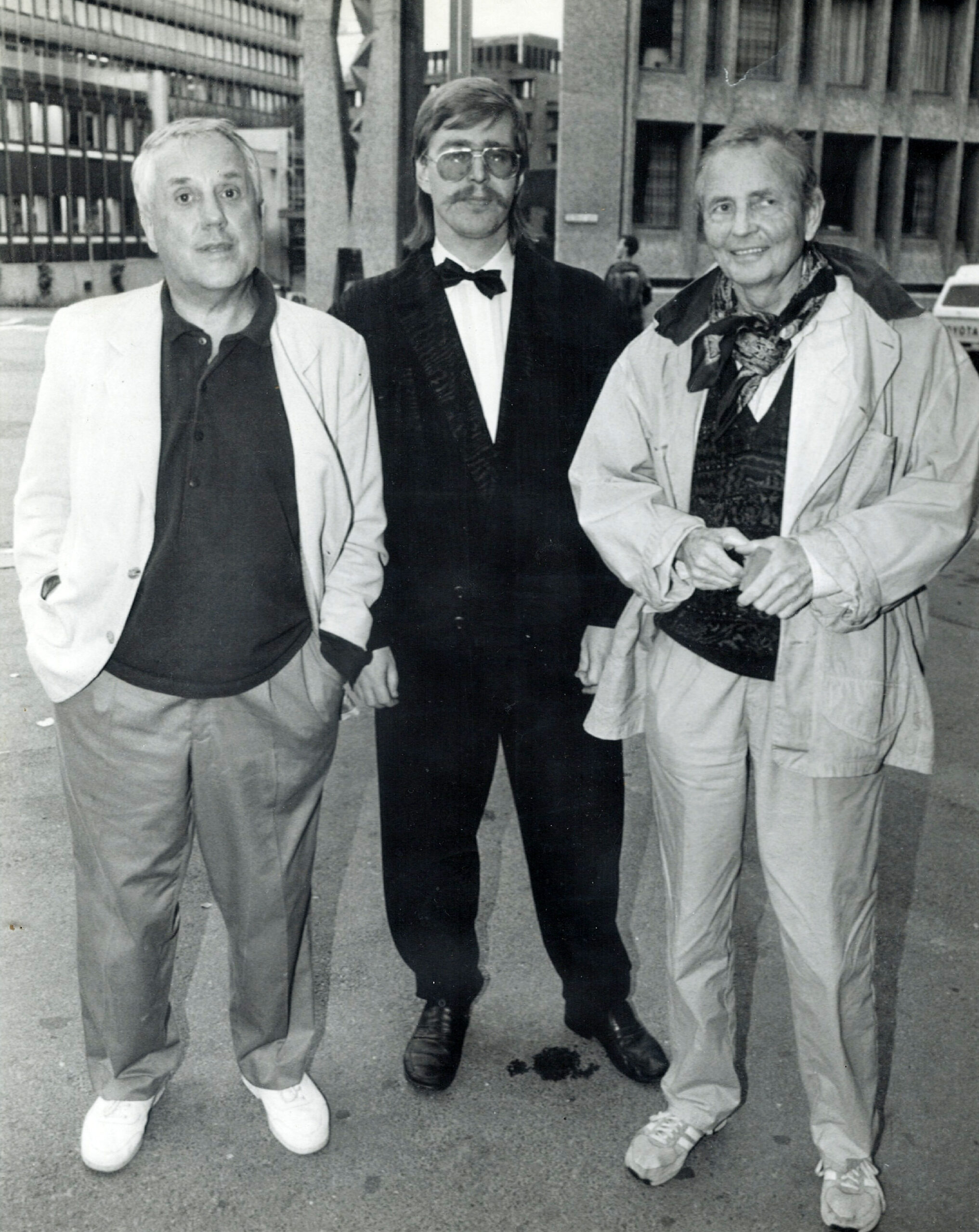 Egil Monn-Iversen, Øivind Roos og Einar Schanke foran ABC-teateret i Oslo.