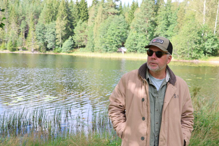 Roy Lønhøiden oppsøker ofte sjøene på Varaldskogen.