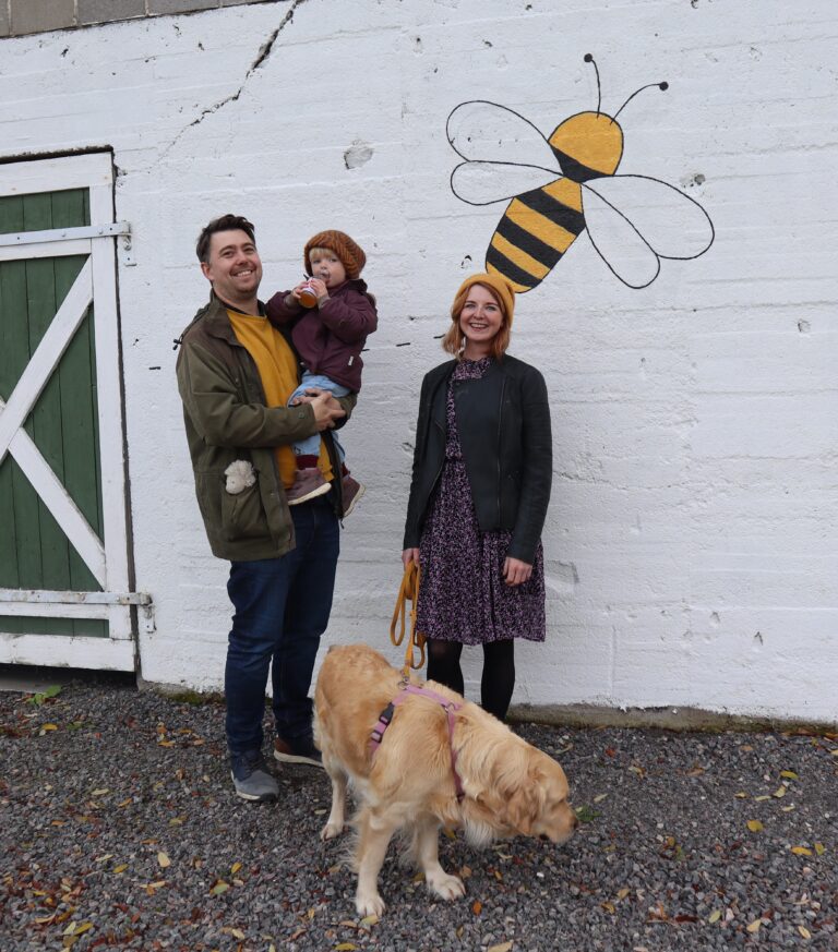F.v. Carl Corneil, Ebba Mariåsen Corneil og Ronja Velten ved Skogens verksted gleder seg til å ta imot folk til årets Skoginger.