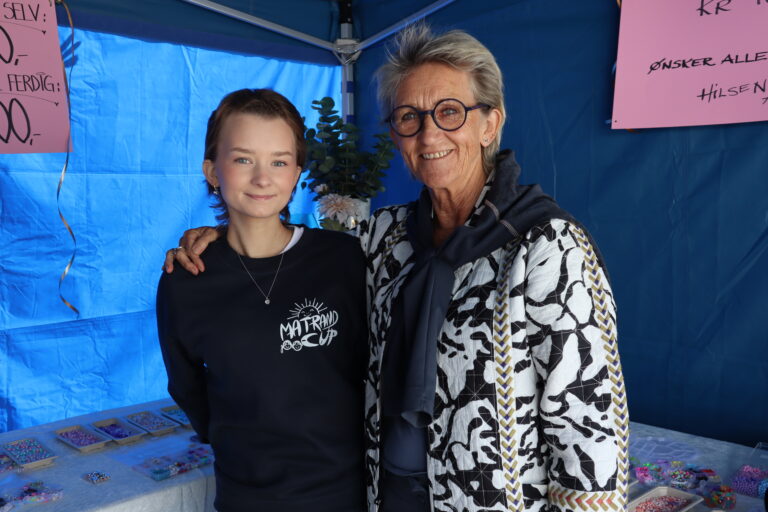 Anjelica Skaar Snipen stilte med perlebod under årets Matrand Cup for å samle inn penger til Barnekreftforeningen. Nå er hun klar for en ny turmarsj. Her med farmor Toril Snipen.