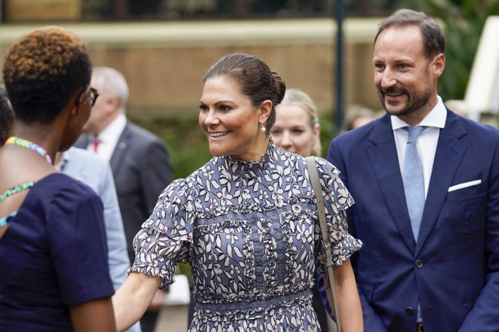 Kronprinsesse Victoria av Sverige og kronprins Haakon kommer til Morokulien for å åpne den nye politistasjonen.